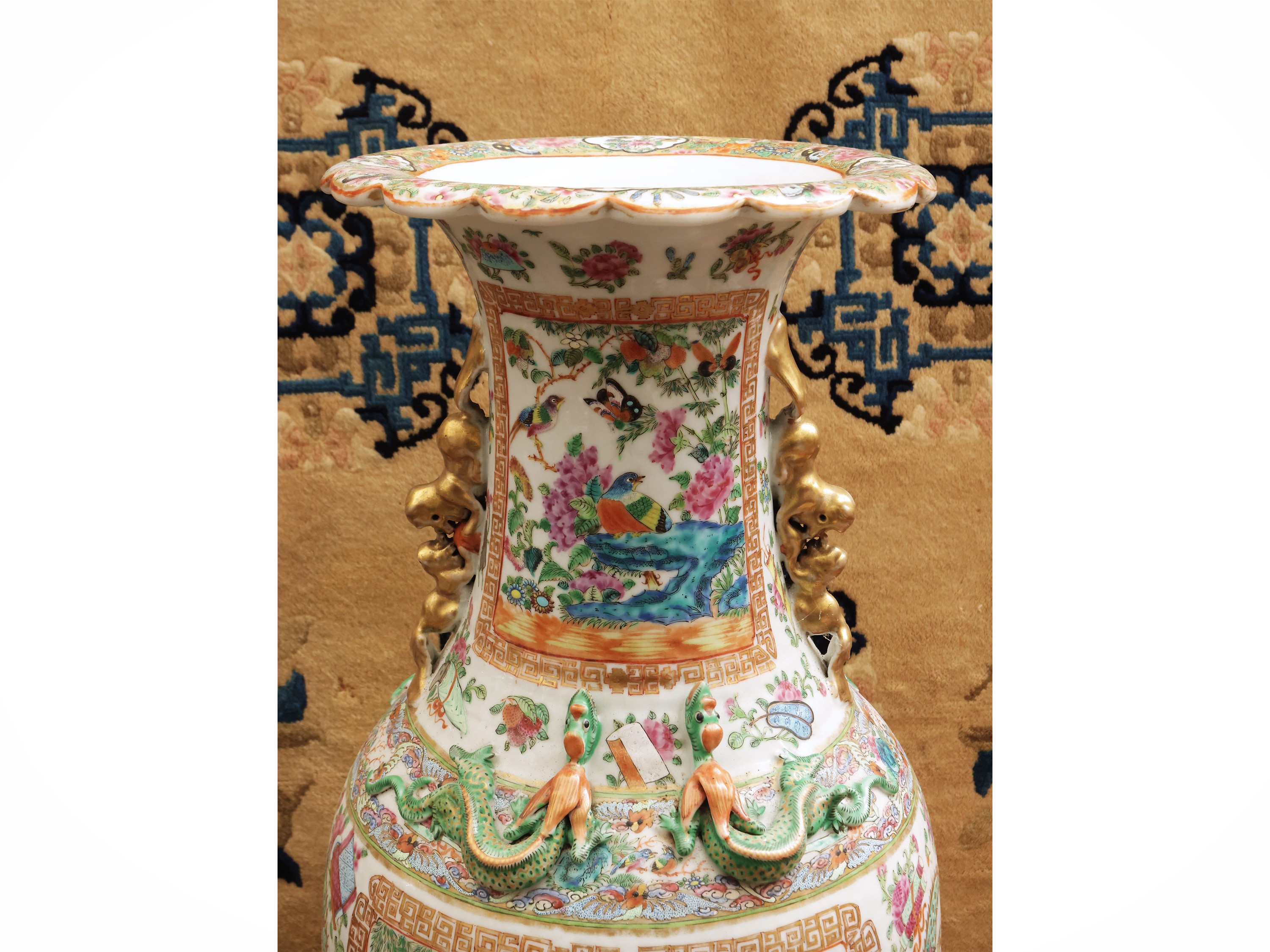 Vaso in porcellana “Canton” con decoro a fiori e uccelli, Cina, dinastia Qing