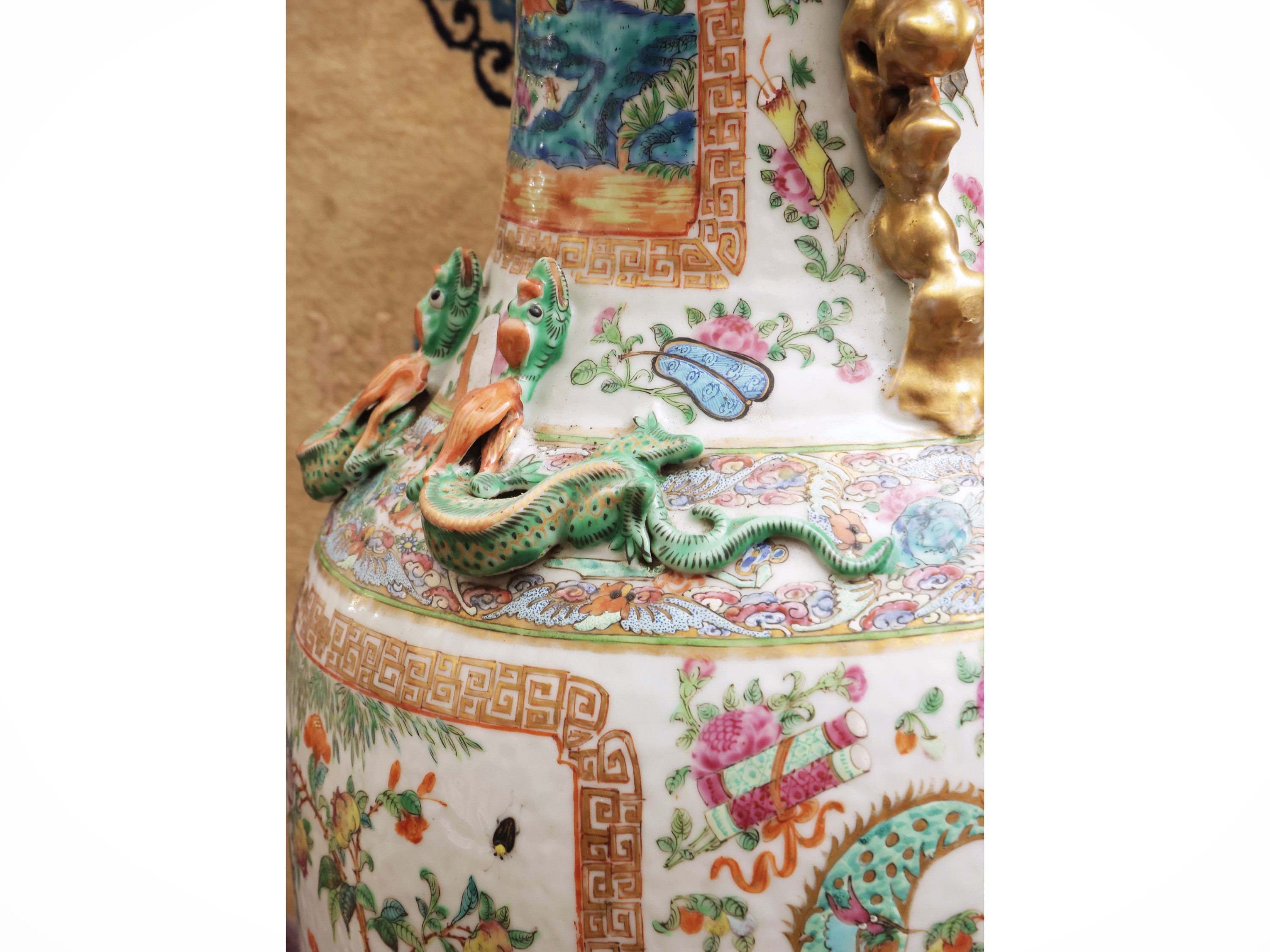 Vaso in porcellana “Canton” con decoro a fiori e uccelli, Cina, dinastia Qing