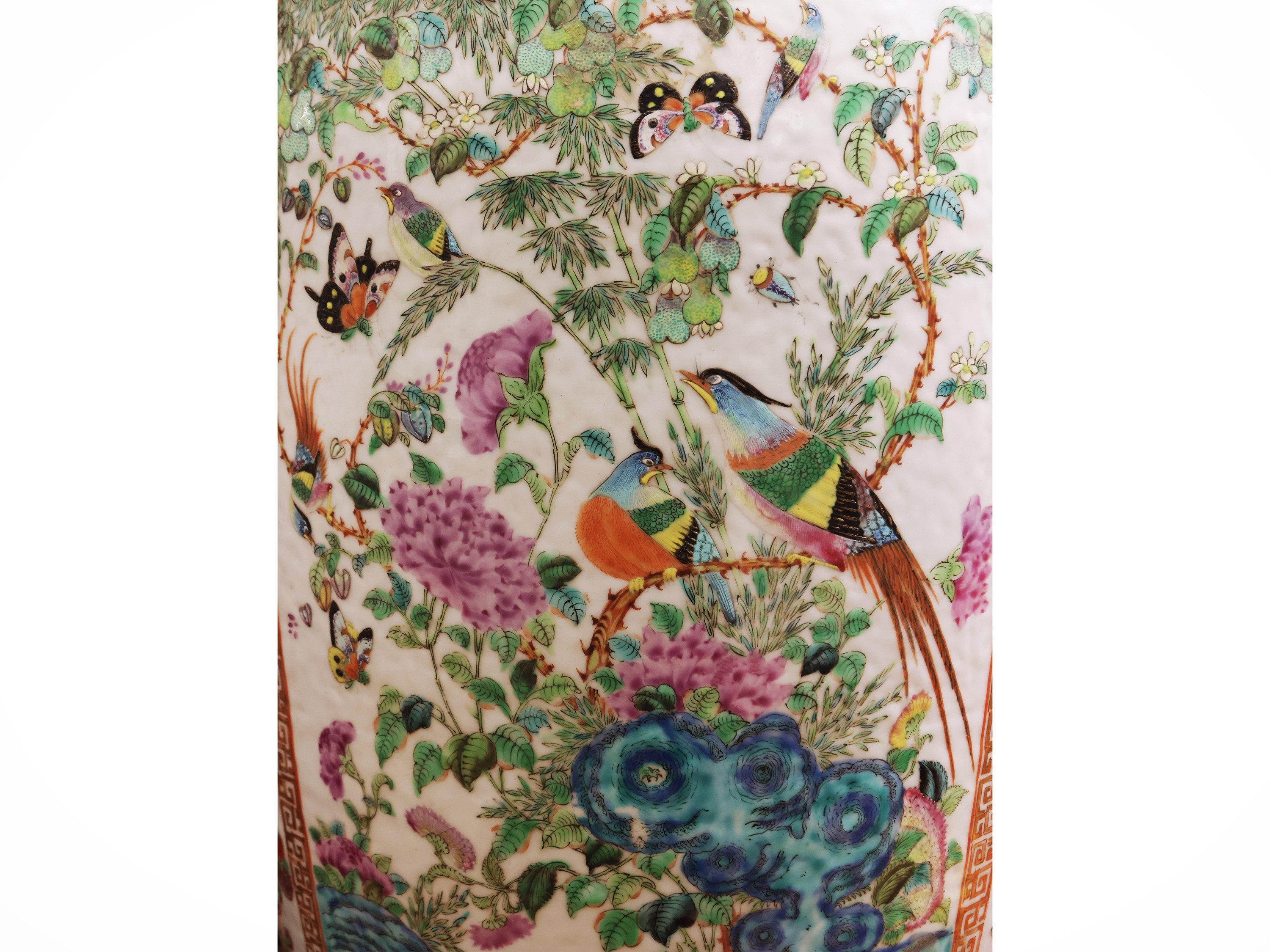 Vaso in porcellana “Canton” con decoro a fiori e uccelli, Cina, dinastia Qing