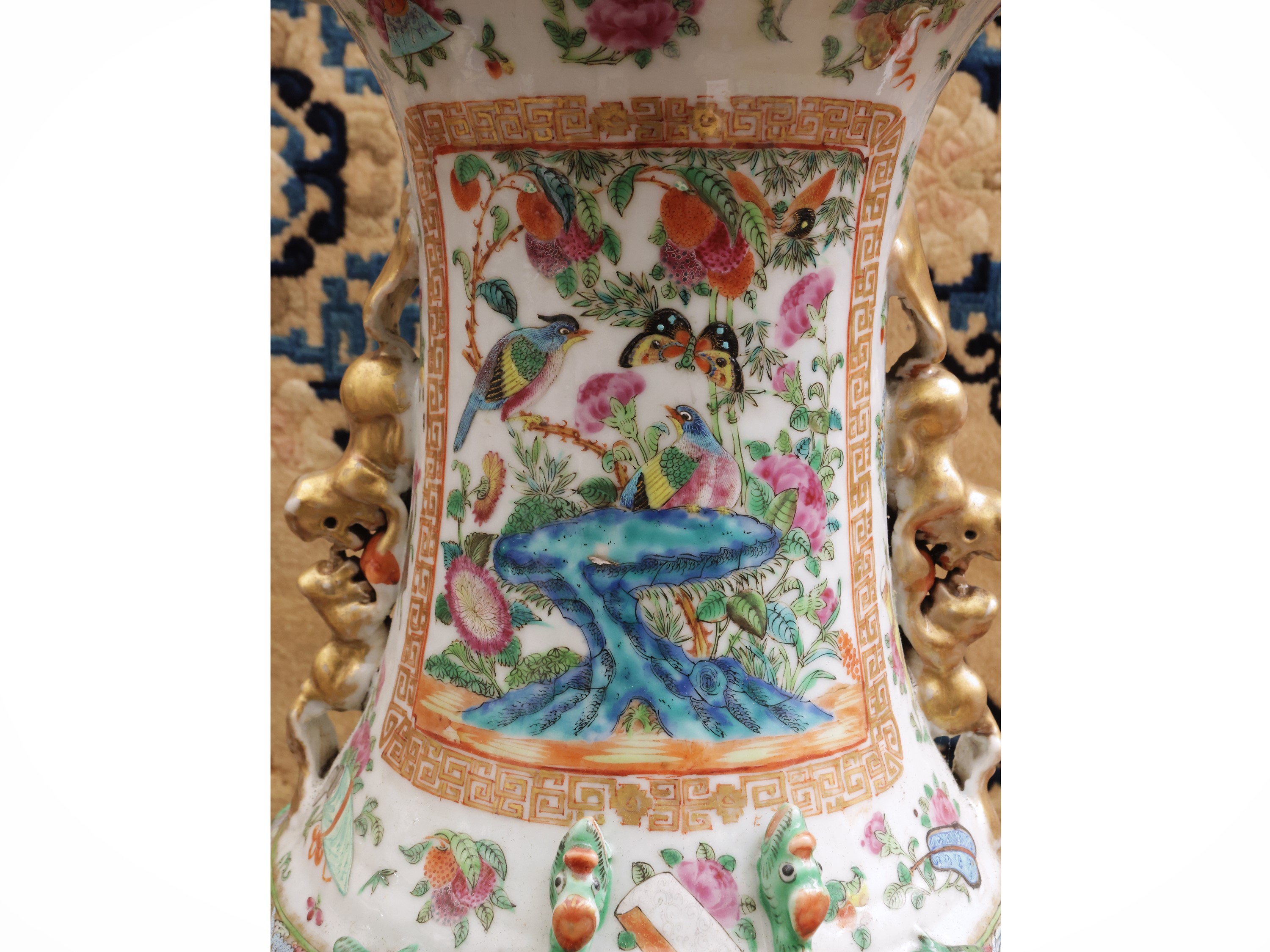 Vaso in porcellana “Canton” con decoro a fiori e uccelli, Cina, dinastia Qing