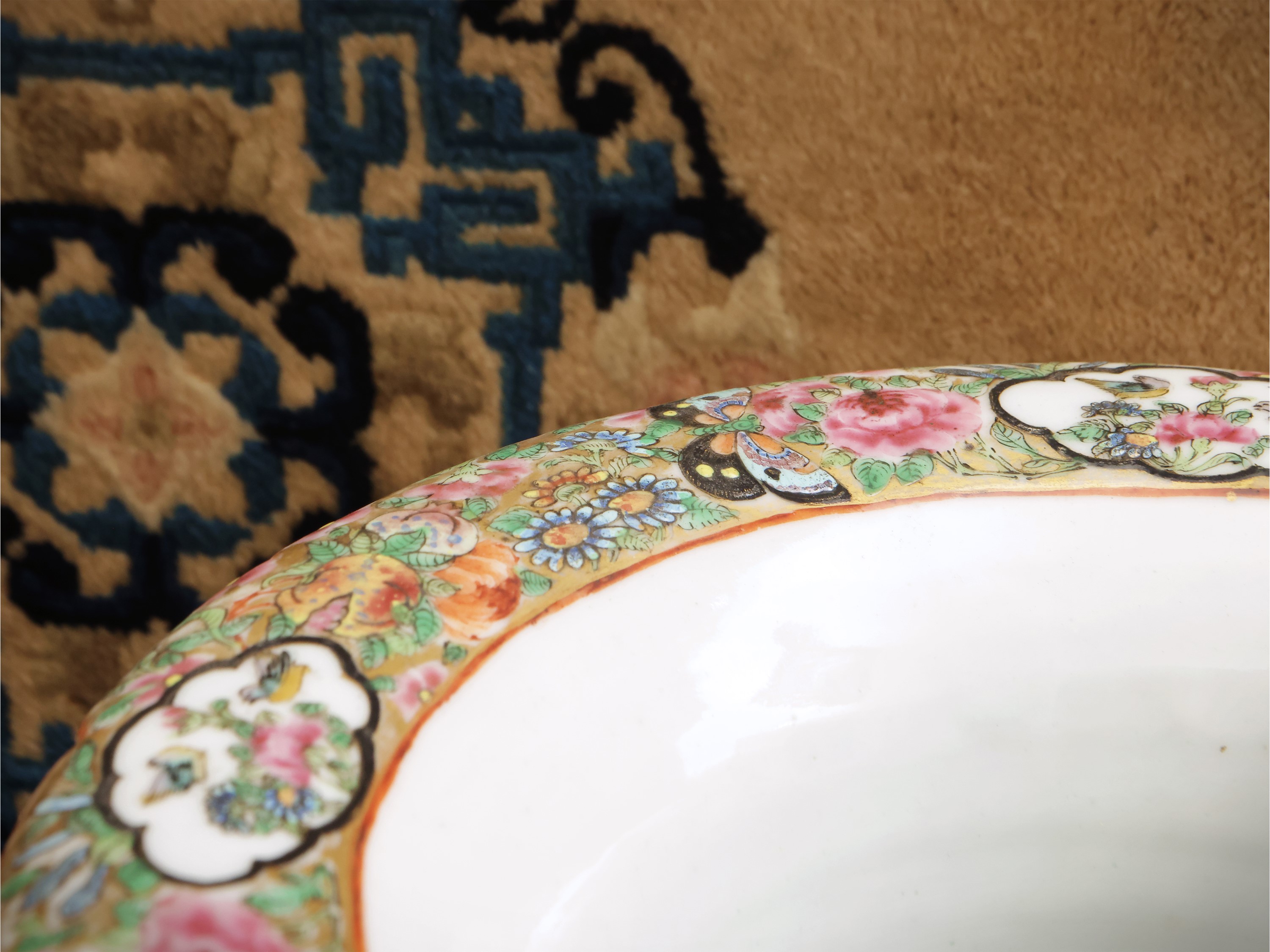 Vaso in porcellana “Canton” con decoro a fiori e uccelli, Cina, dinastia Qing