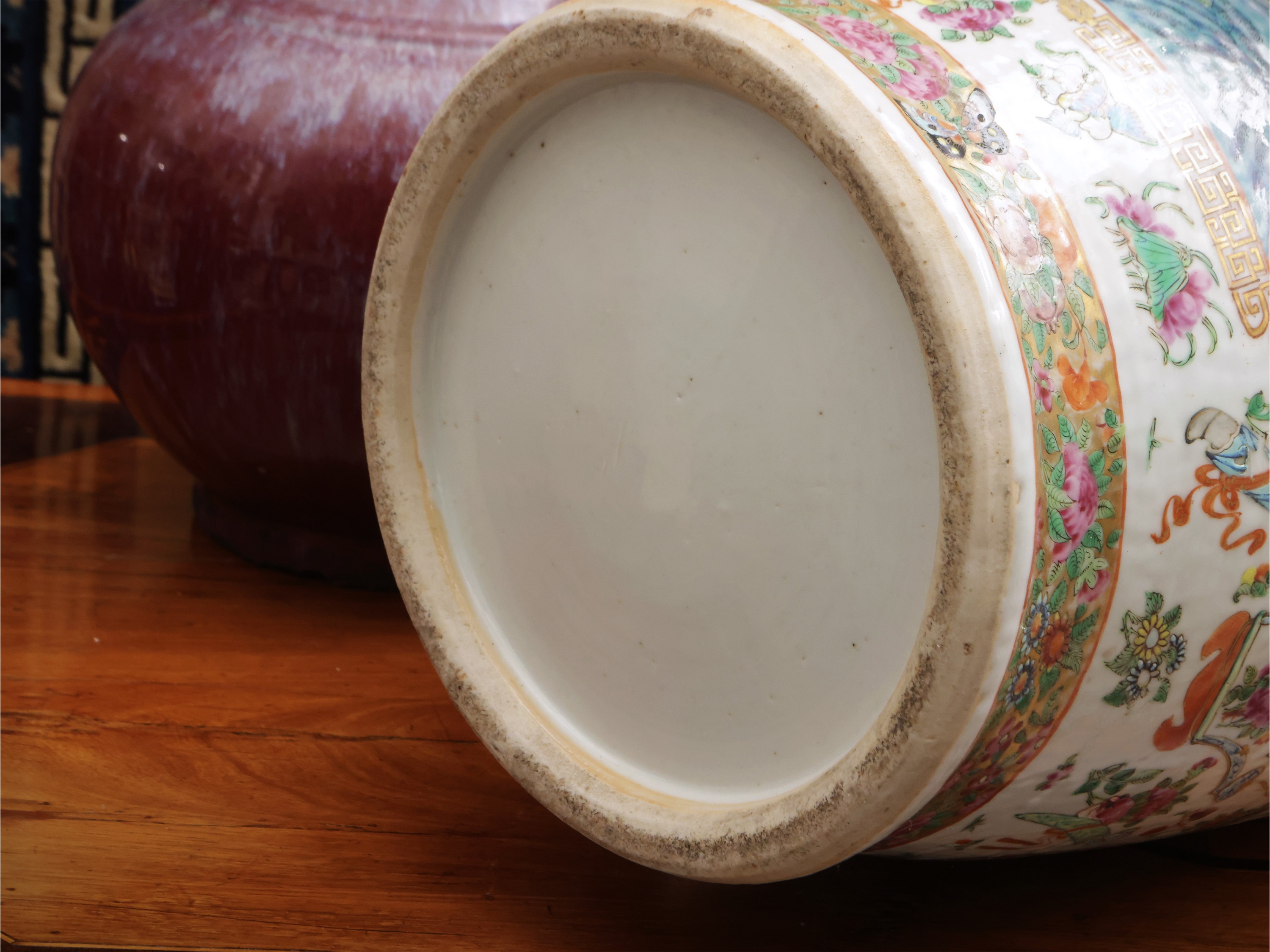 Vaso in porcellana “Canton” con decoro a fiori e uccelli, Cina, dinastia Qing
