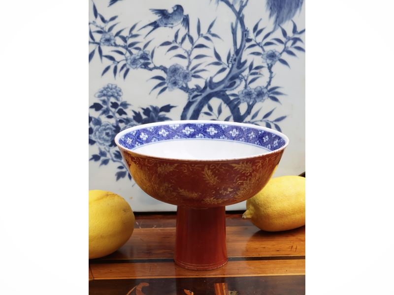 oppa in porcellana con smalto rosso, Cina, dinastia Qing, con marchio “Da Ming Jiajing nianzhi”