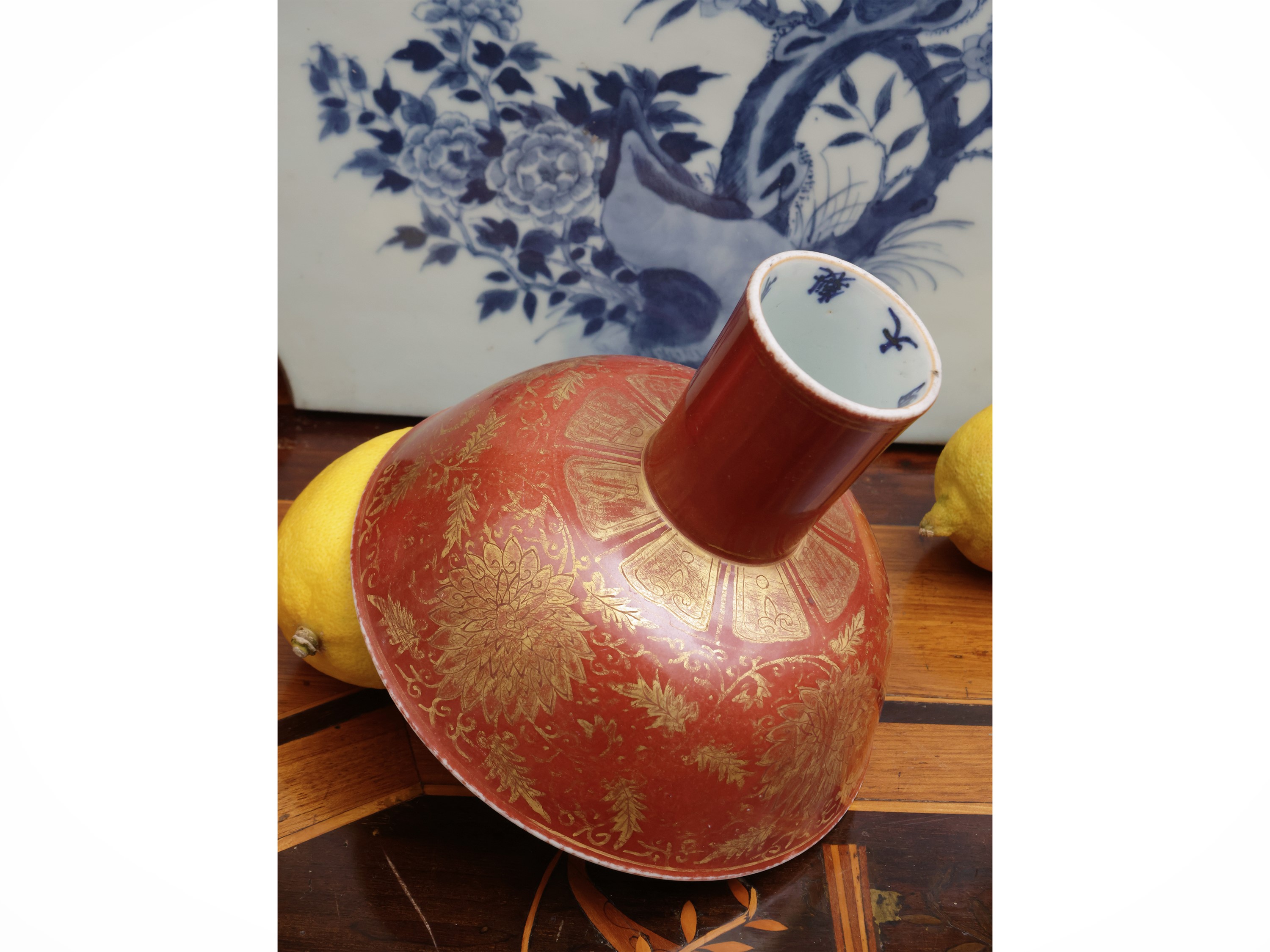 oppa in porcellana con smalto rosso, Cina, dinastia Qing, con marchio “Da Ming Jiajing nianzhi”