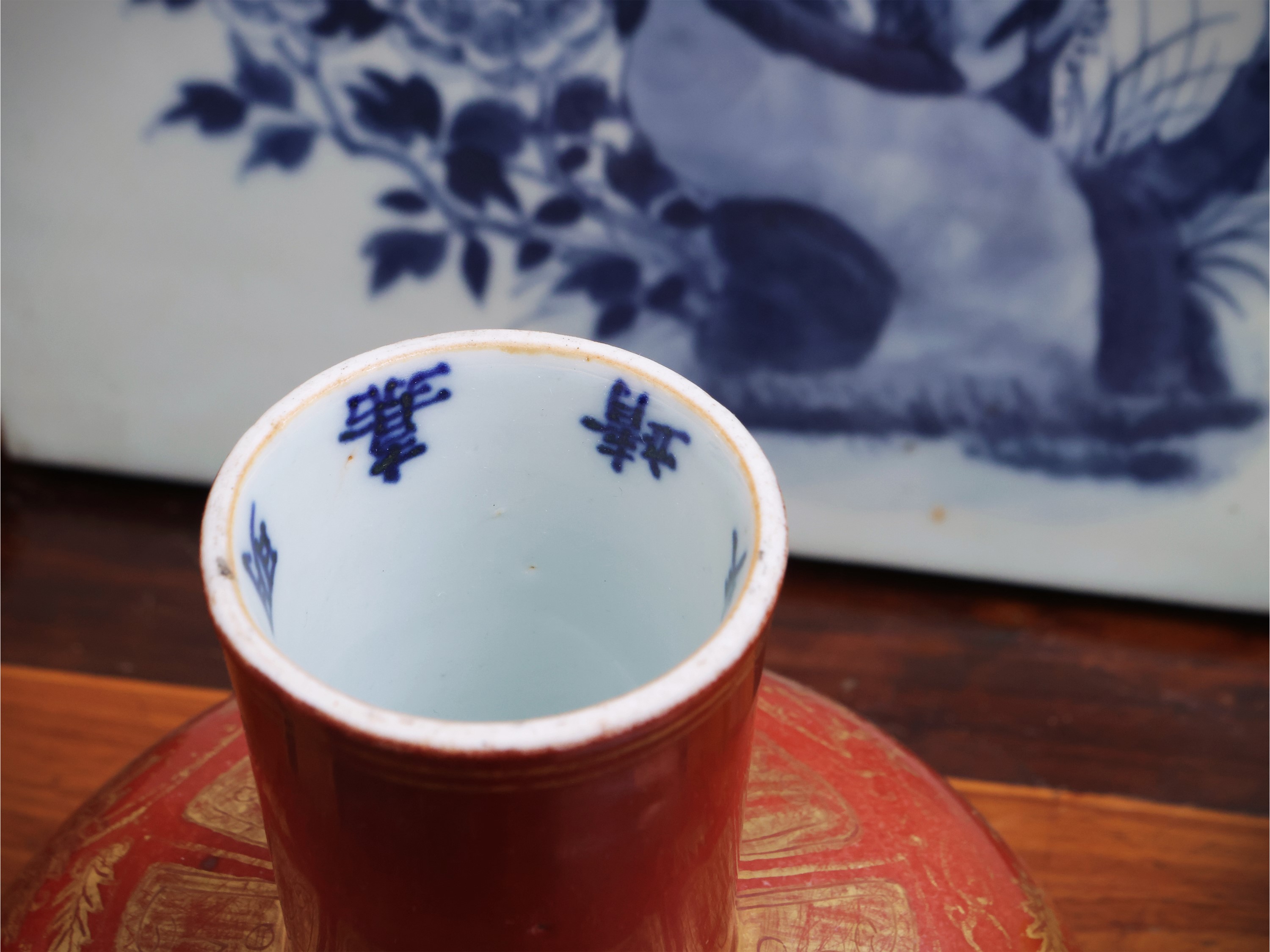 oppa in porcellana con smalto rosso, Cina, dinastia Qing, con marchio “Da Ming Jiajing nianzhi”