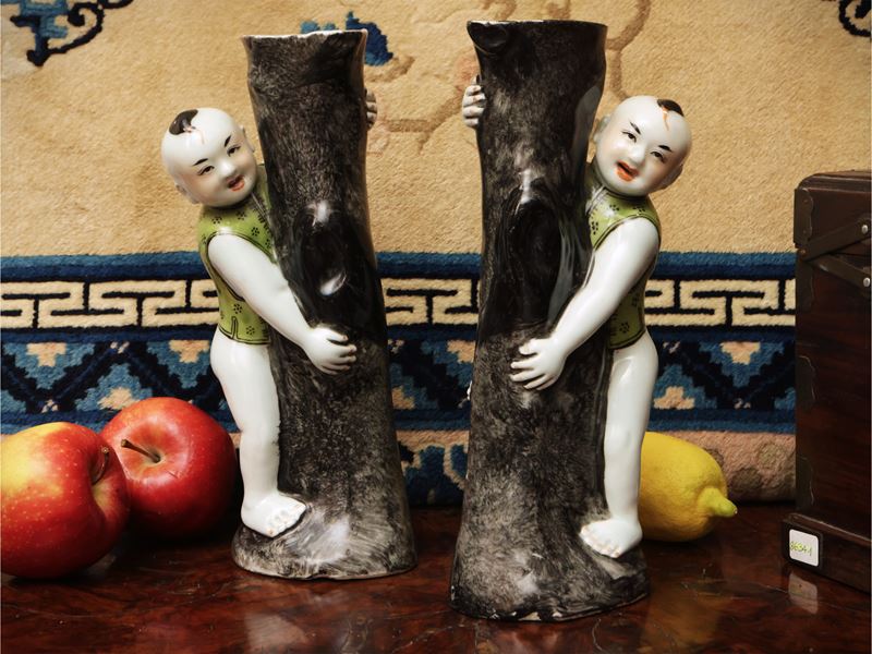 Coppia di vasi a forma di tronco con figura di bambino in porcellana, Cina, periodo Repubblica