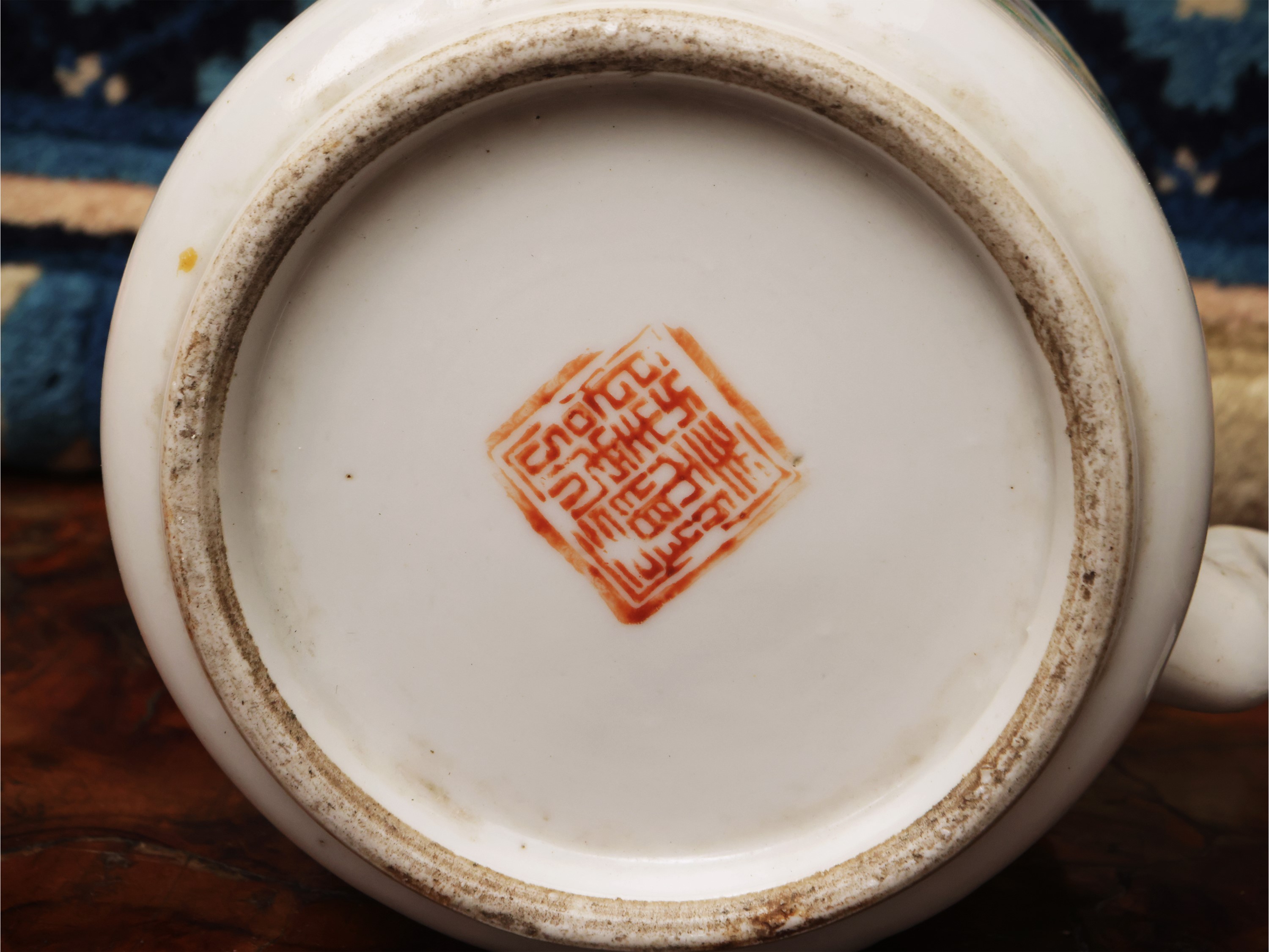 Teiera cilindrica in porcellana con decoro a smalti policromi, Cina, tarda dinastia Qing