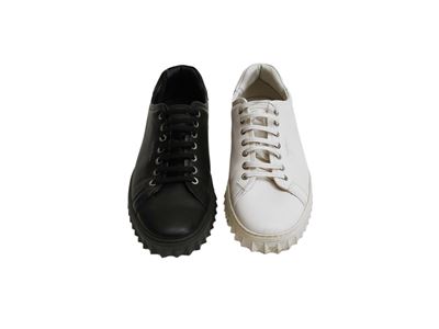 Salvatore Ferragamo, Sneakers da uomo in pelle bicolore - una bianca e l'altra nera, misura 8 1/5