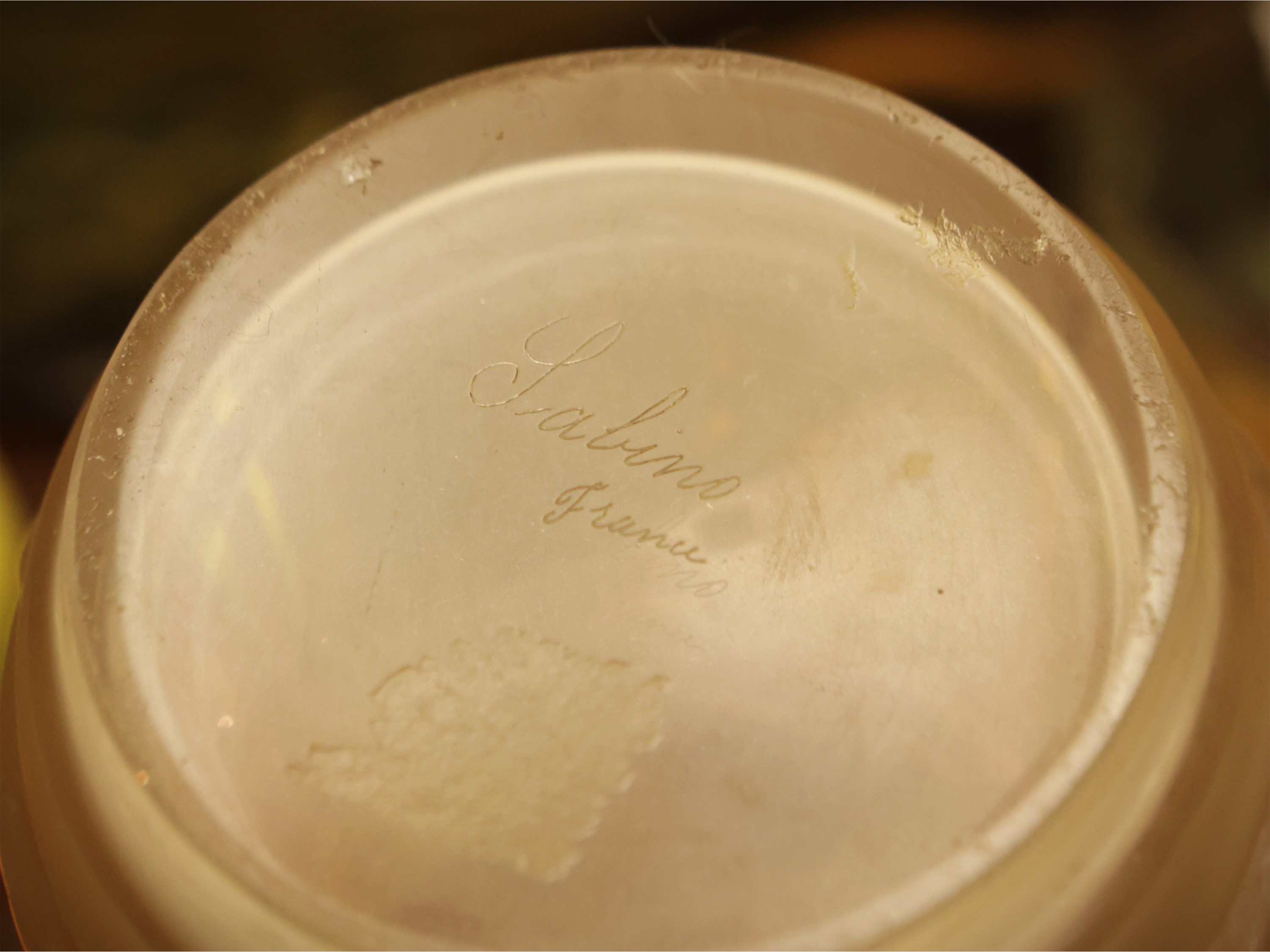 Vaso Sabino, decoro 'Les Algues et Berniques', vetro pressato opalescente, Francia 1925-1930