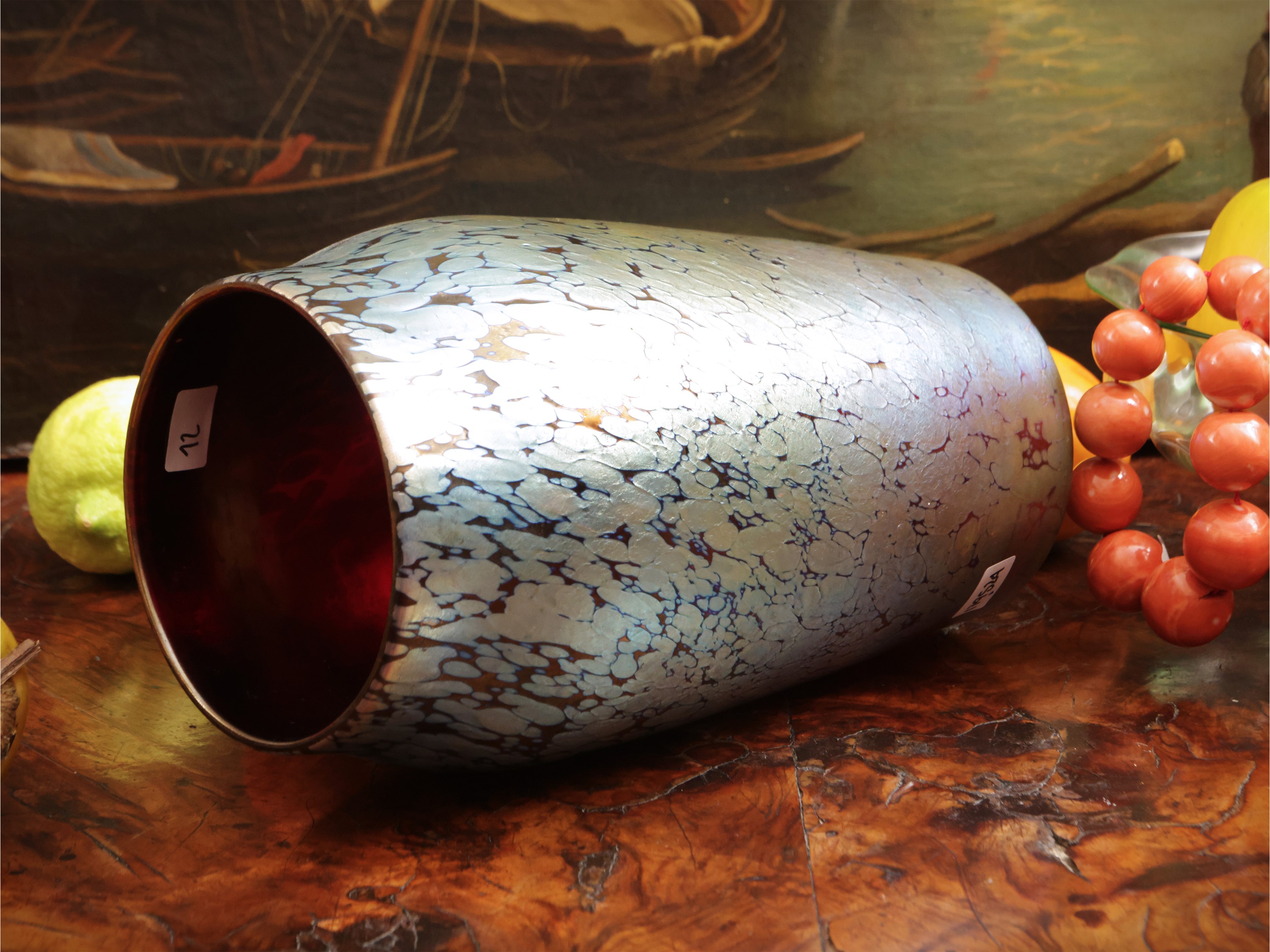 Loetz Witwe Johann, Vaso in vetro soffiato rosso rubino “Papillon”
