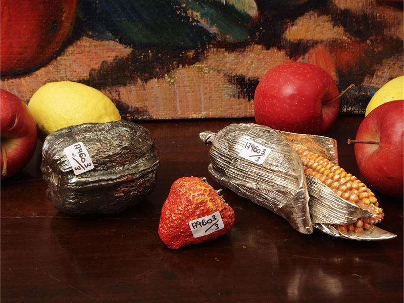 Tre frutti in foglia d'argento smaltata