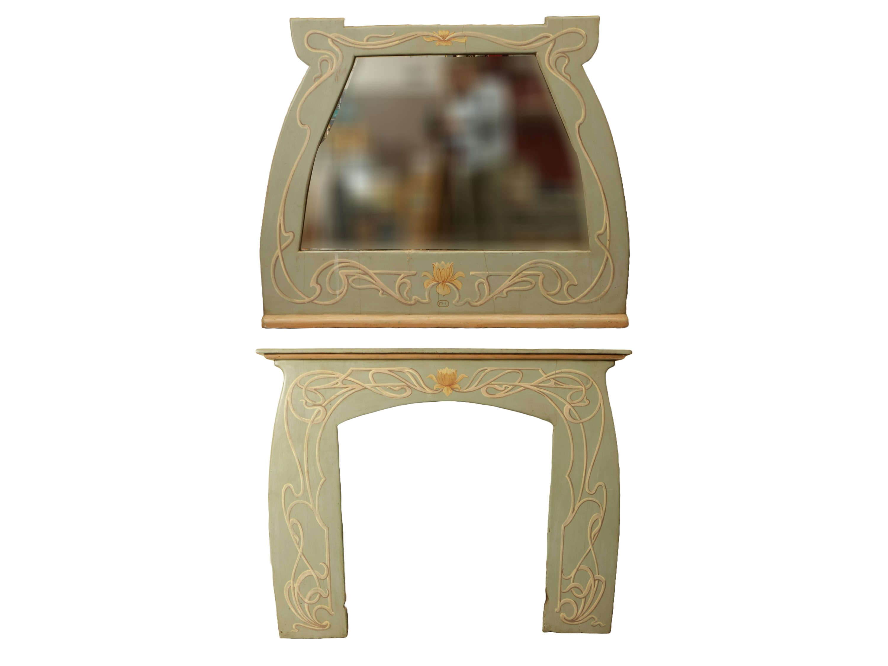 Camino in legno laccato di gusto Liberty