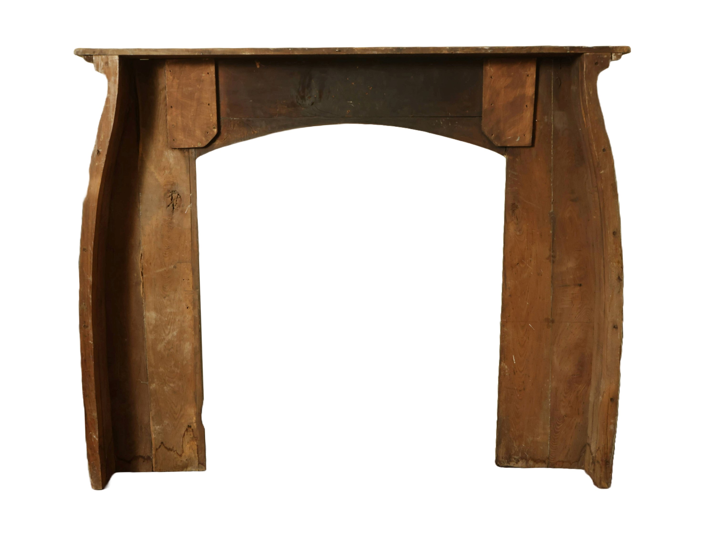 Camino in legno laccato di gusto Liberty