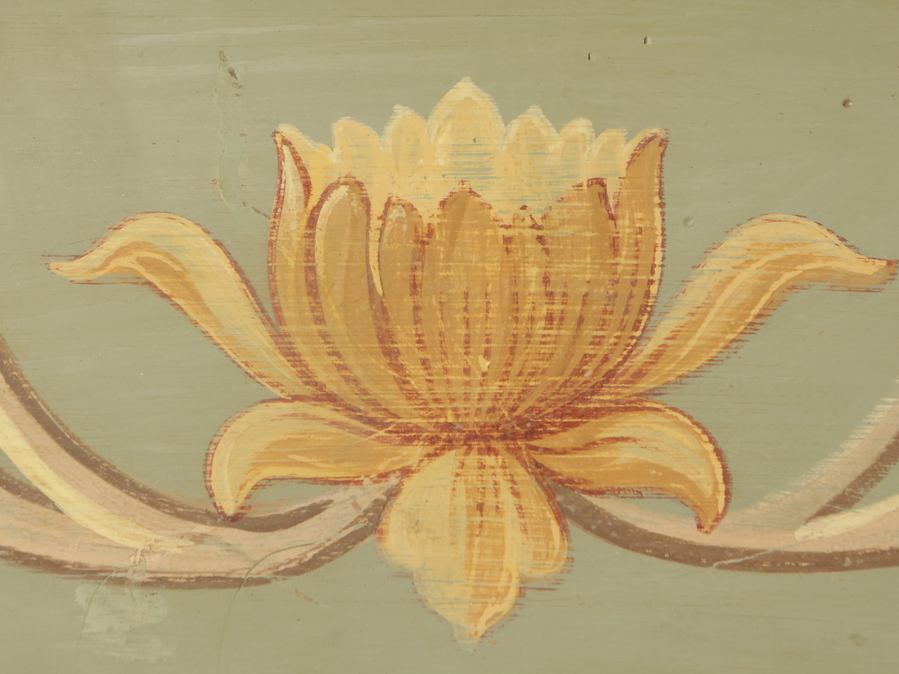 Camino in legno laccato di gusto Liberty