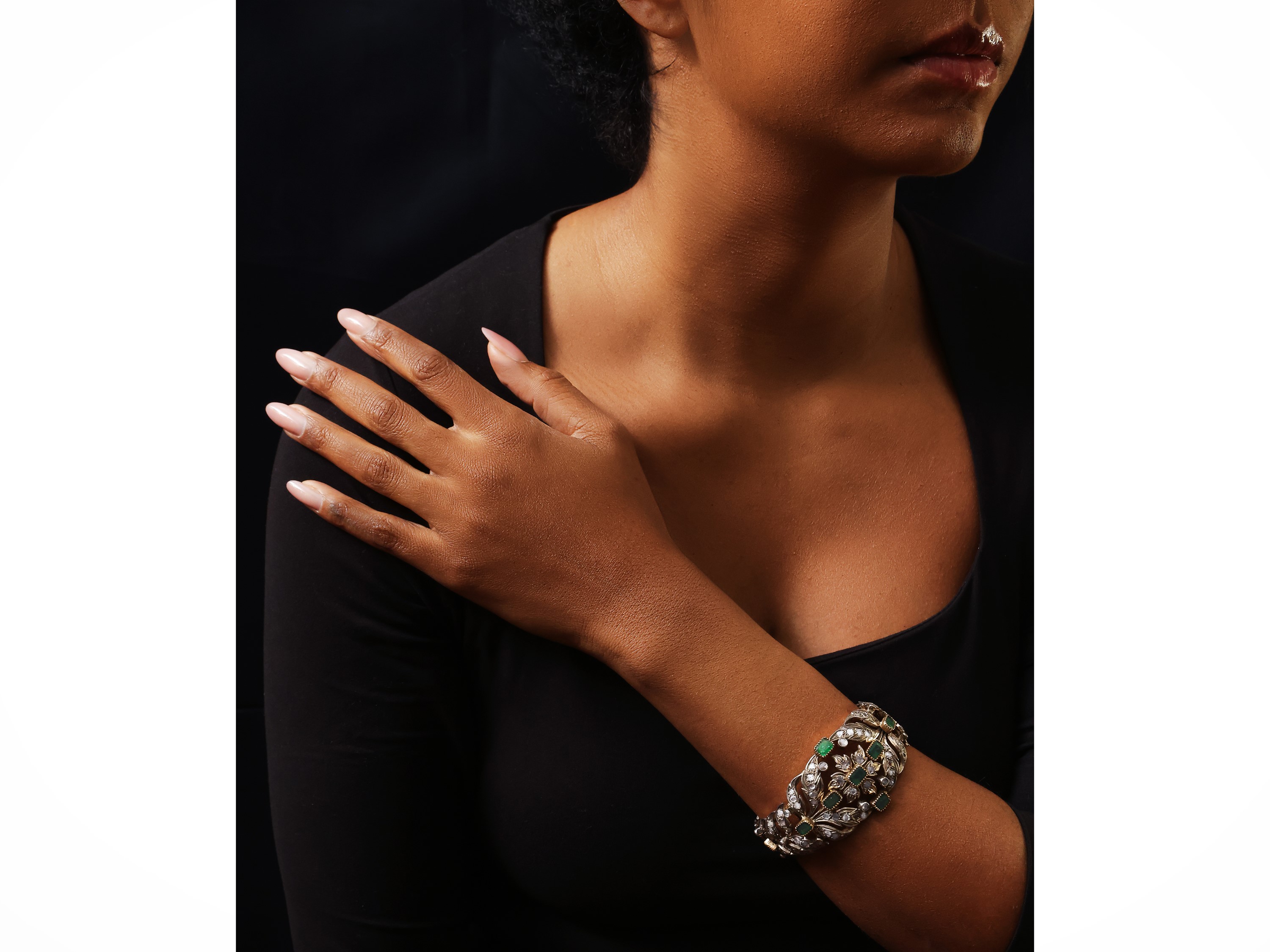 Bracciale semirigido oro giallo e argento con diamanti e smeraldi