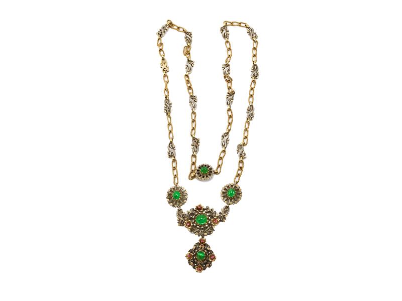 Lunga collana in oro giallo e argento con diamanti, smeraldi e rubini