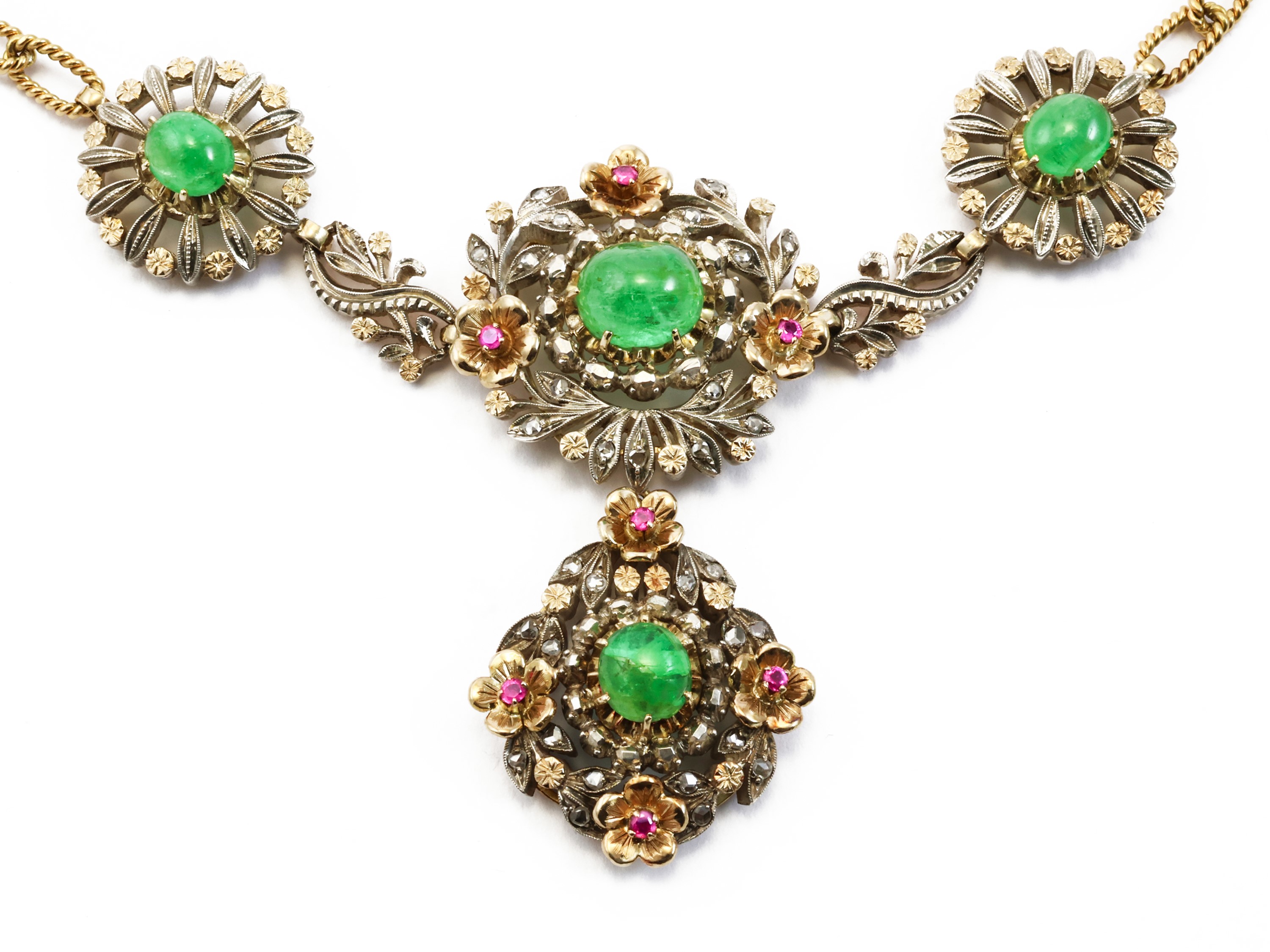 Lunga collana in oro giallo e argento con diamanti, smeraldi e rubini
