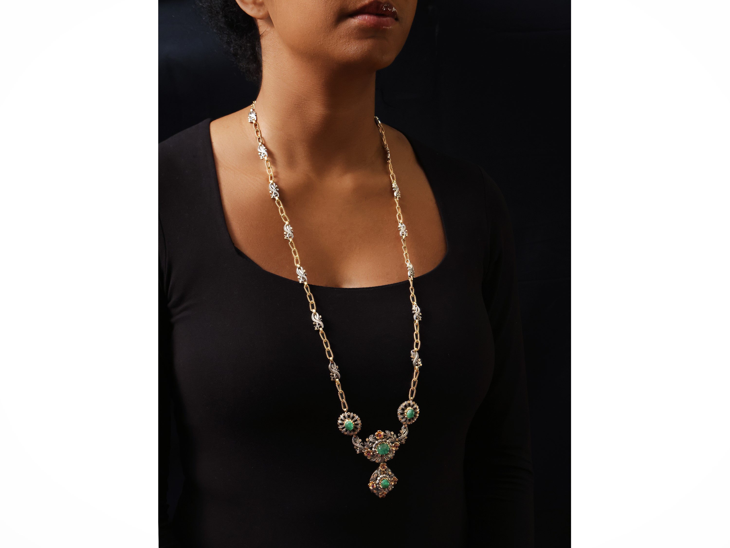 Lunga collana in oro giallo e argento con diamanti, smeraldi e rubini