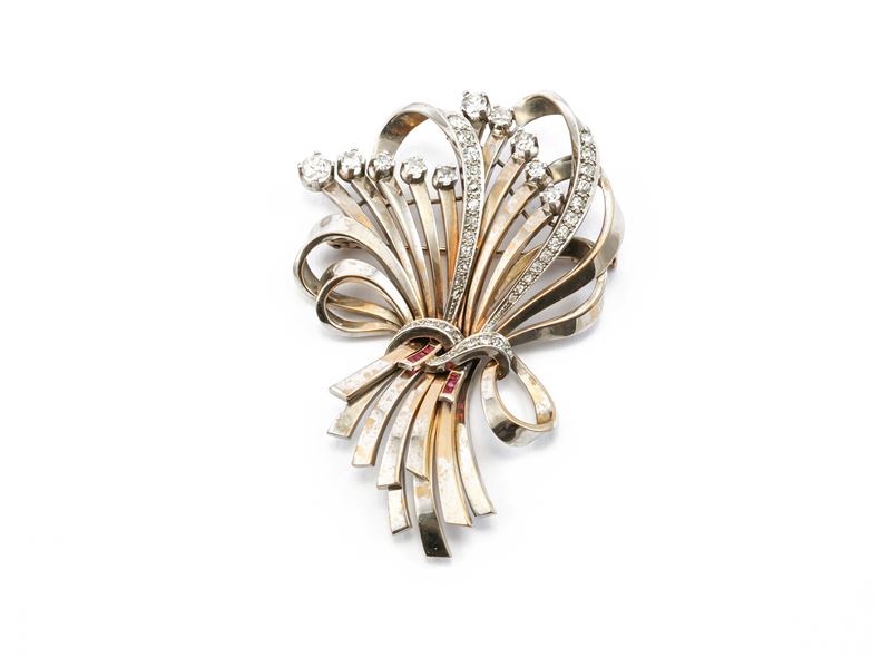 Spilla in oro bianco e giallo con diamanti e rubini