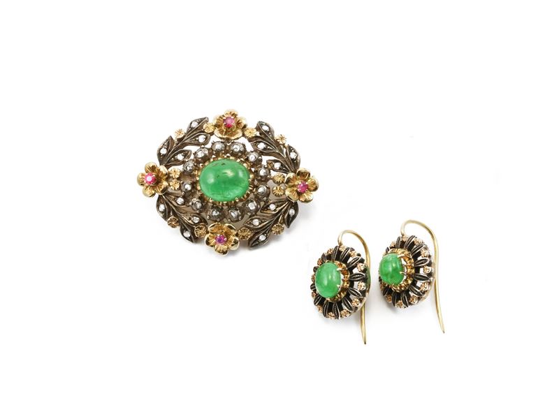 Demiparure orecchini e spilla in oro giallo e argento con diamanti, smeraldi e rubini