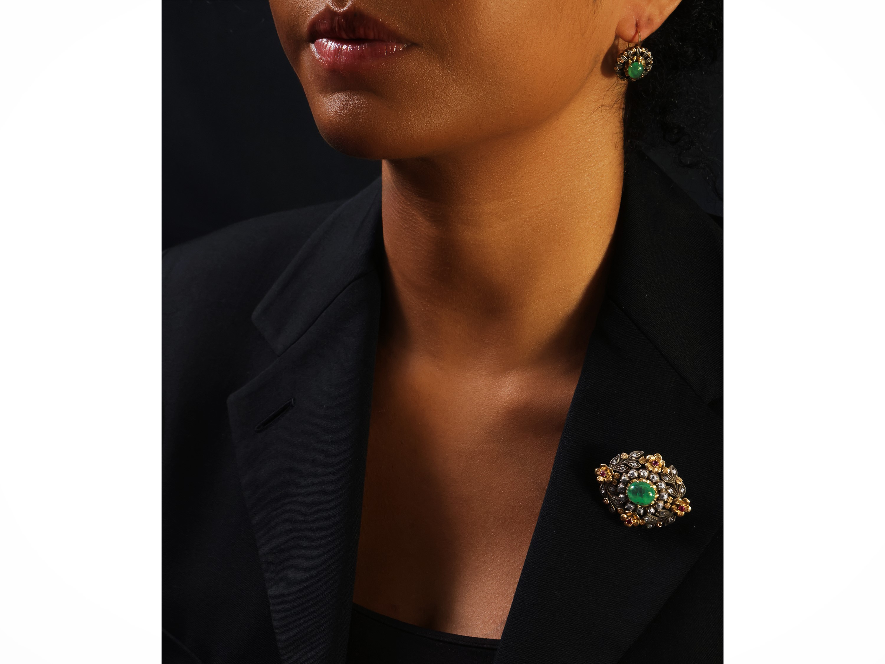 Demiparure orecchini e spilla in oro giallo e argento con diamanti, smeraldi e rubini