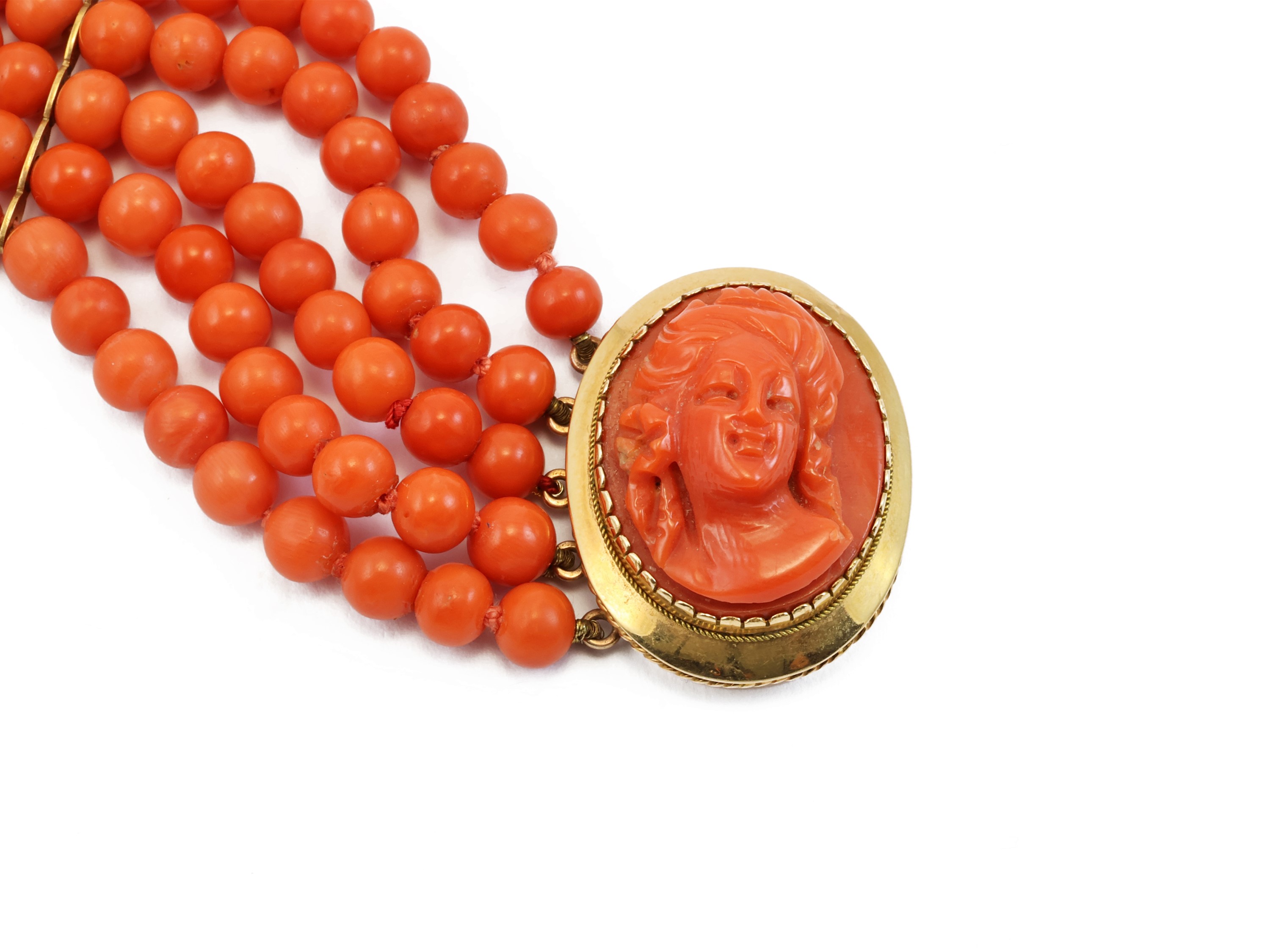 Bracciale multifilo di corallo e cammeo, Anni Ottanta, oro giallo e corallo rosso aranciato