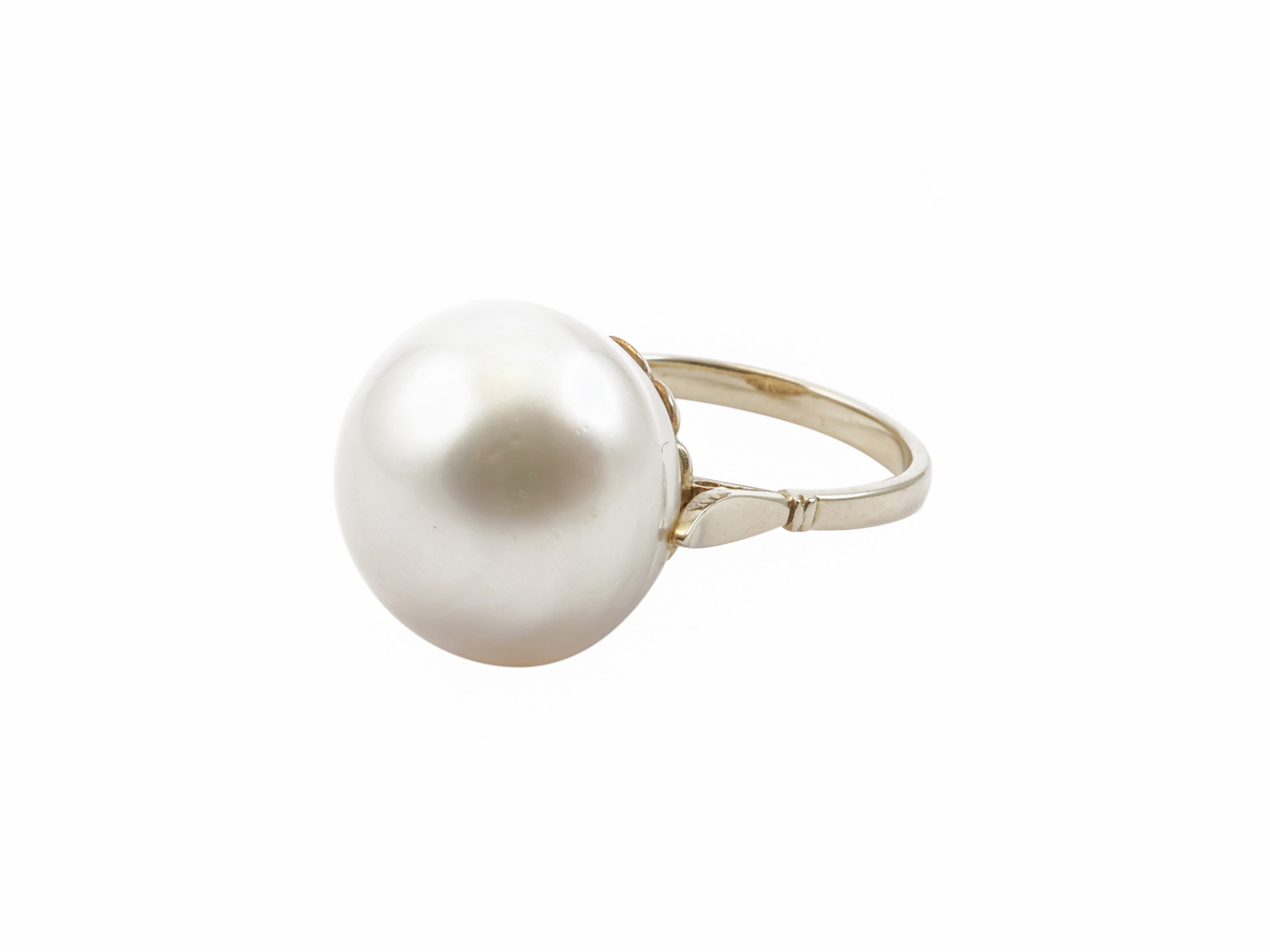 Anello solitario in oro bianco con perla South Sea, anni Ottanta/Novanta