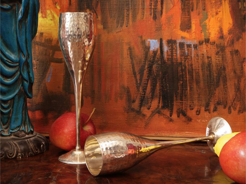 Coppia di calici tête-à-tête in metallo argentato martellato