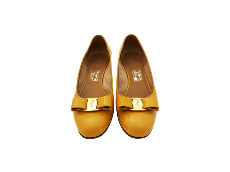 Salvatore Ferragamo - Décolleté in vernice color ocra