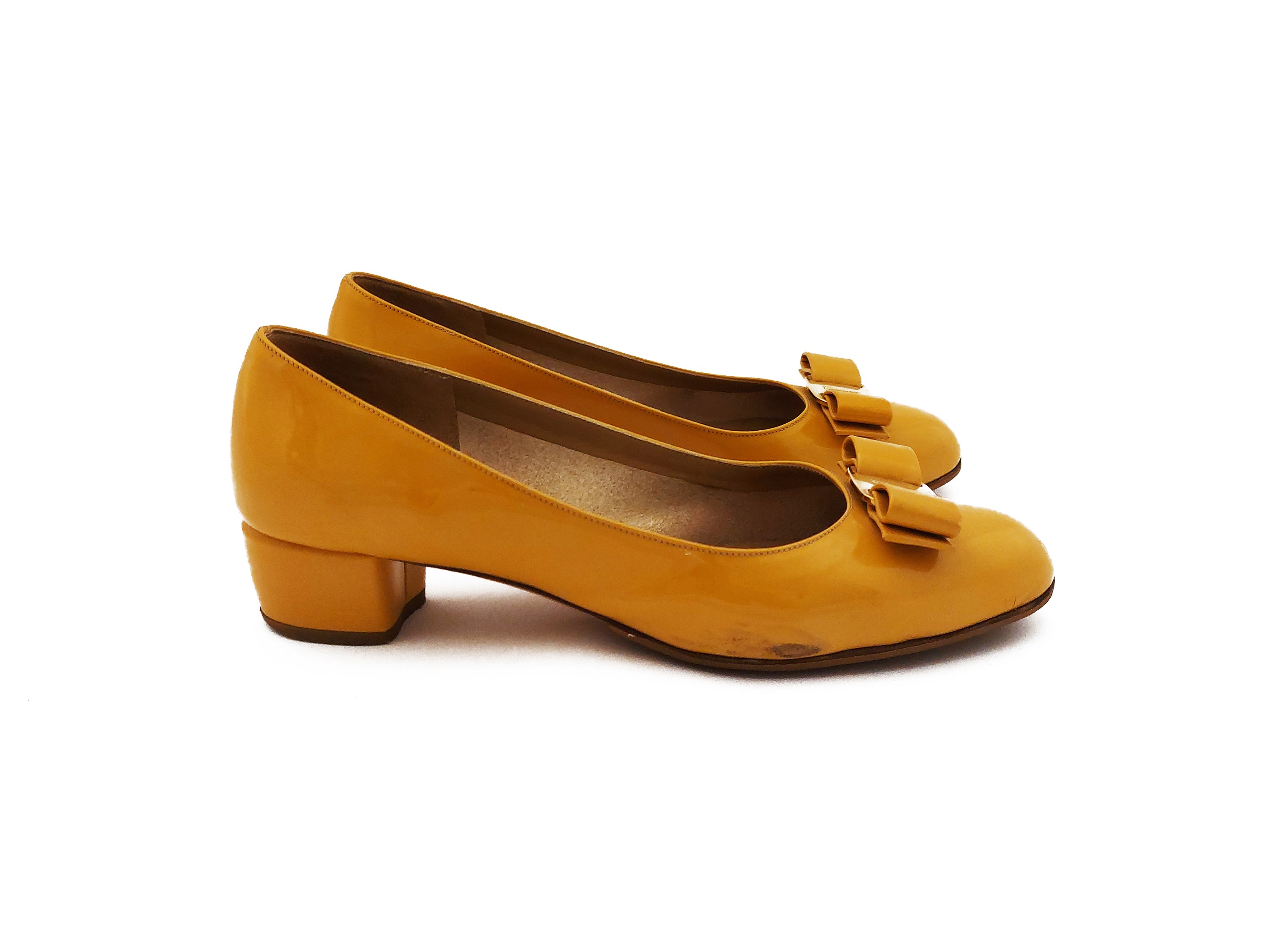 Salvatore Ferragamo - Décolleté in vernice color ocra