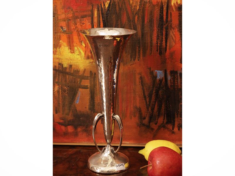 Vaso in argento martellato, Goldsmiths & Silversmiths Co Ltd