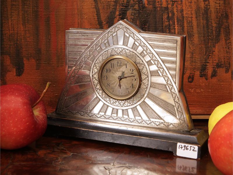 Orologio da tavolo rivestito in argento