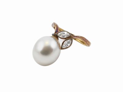 Anello in Oro Giallo con Perla Coltivata a Goccia e Diamanti