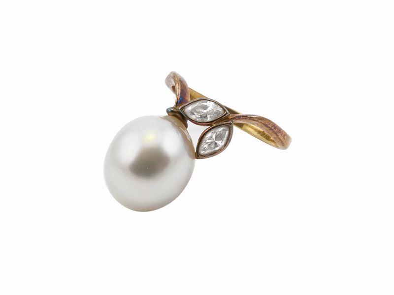 Anello in Oro Giallo con Perla Coltivata a Goccia e Diamanti