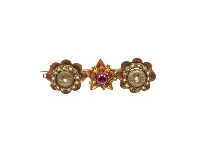 Spilla borbonica in oro rosa e giallo, XIX secolo, con granato e microperle