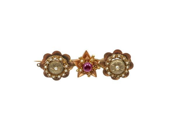 Spilla borbonica in oro rosa e giallo a basso titolo con granato e microperle  (XIX secolo)  - Asta Gioielli e Orologi - Maison Bibelot - Casa d'Aste Firenze - Milano
