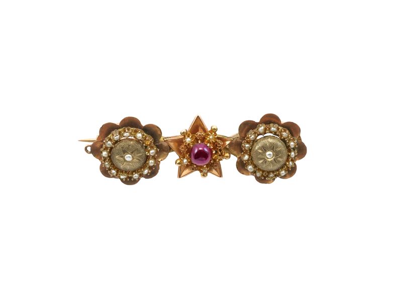 Spilla borbonica in oro rosa e giallo, XIX secolo, con granato e microperle