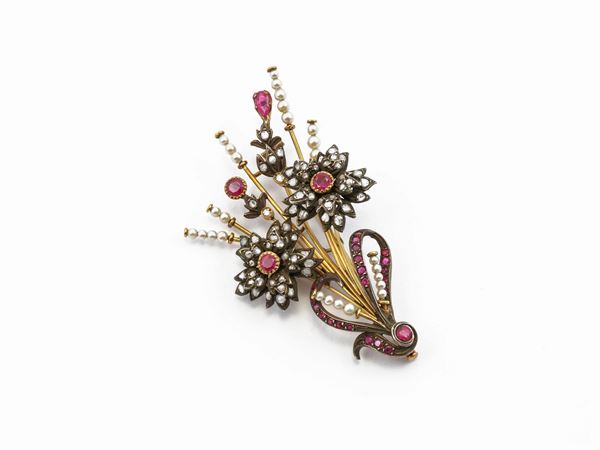 Spilla in oro giallo e argento con diamanti, rubini e perle