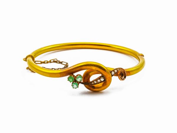 Bracciale rigido in oro giallo con diamanti e smeraldi