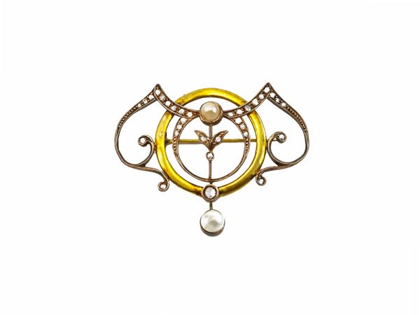 Spilla in oro giallo e argento con diamanti e perle a bottone