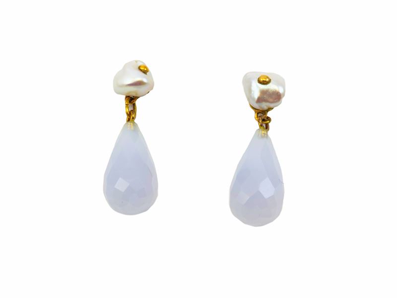 Orecchini pendenti in oro bianco con perle scaramazze e calcedonio, lunghezza cm 3,3