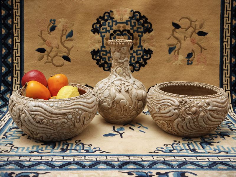 Gruppo di tre contenitori in ceramica con decorazione a rilievo “a perle”, Cina, dinastia Qing