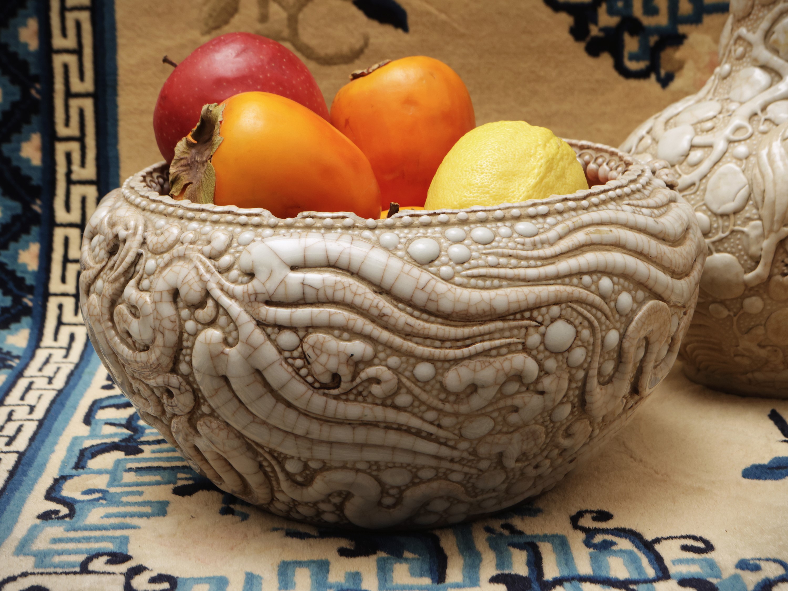 Gruppo di tre contenitori in ceramica con decorazione a rilievo “a perle”, Cina, dinastia Qing