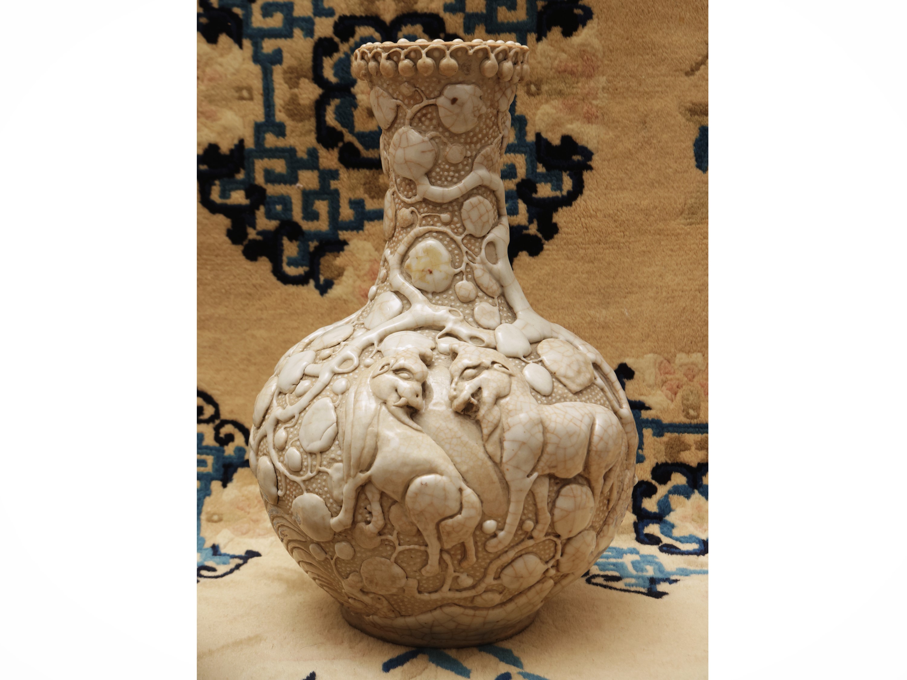 Gruppo di tre contenitori in ceramica con decorazione a rilievo “a perle”, Cina, dinastia Qing