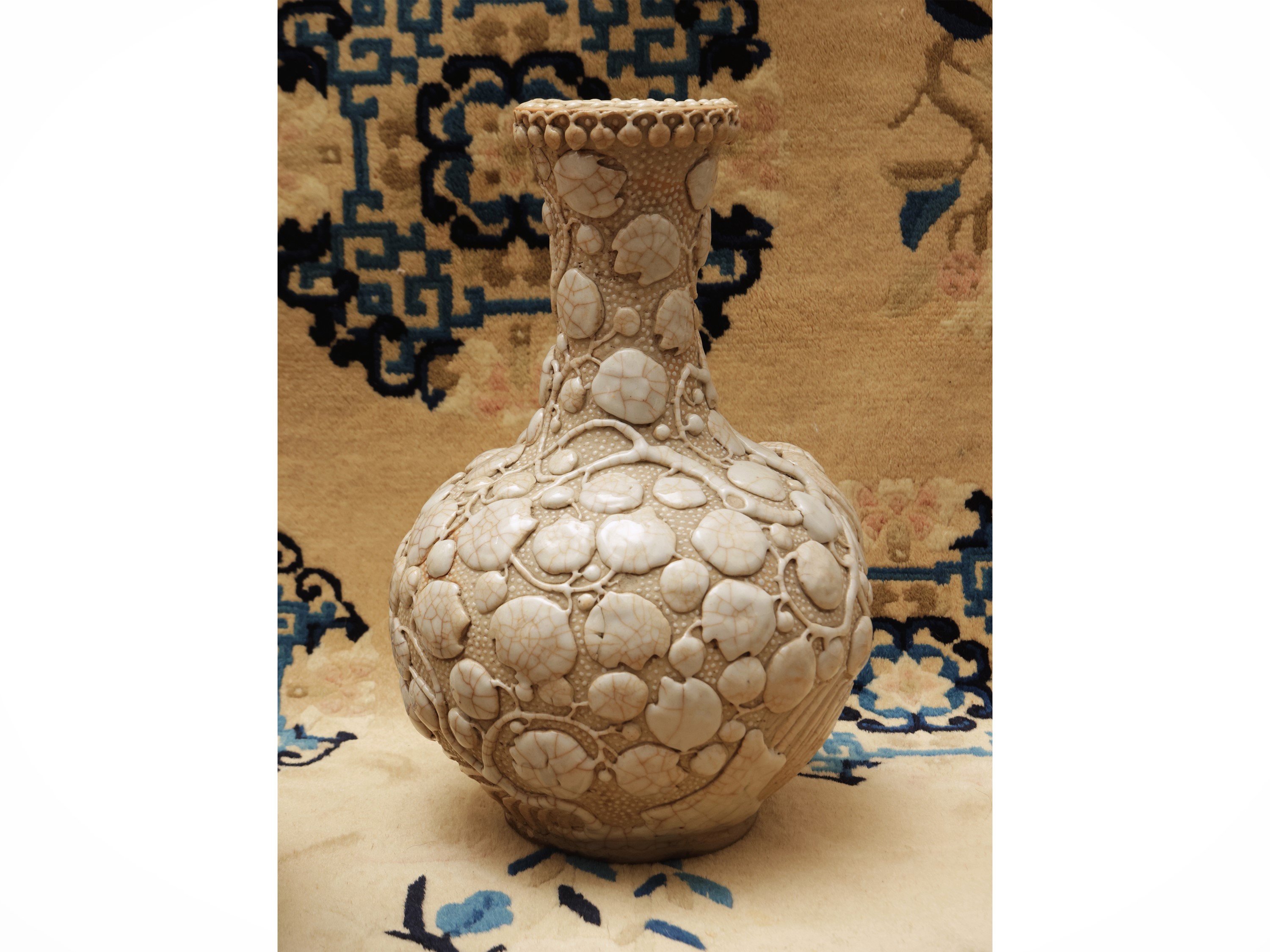 Gruppo di tre contenitori in ceramica con decorazione a rilievo “a perle”, Cina, dinastia Qing