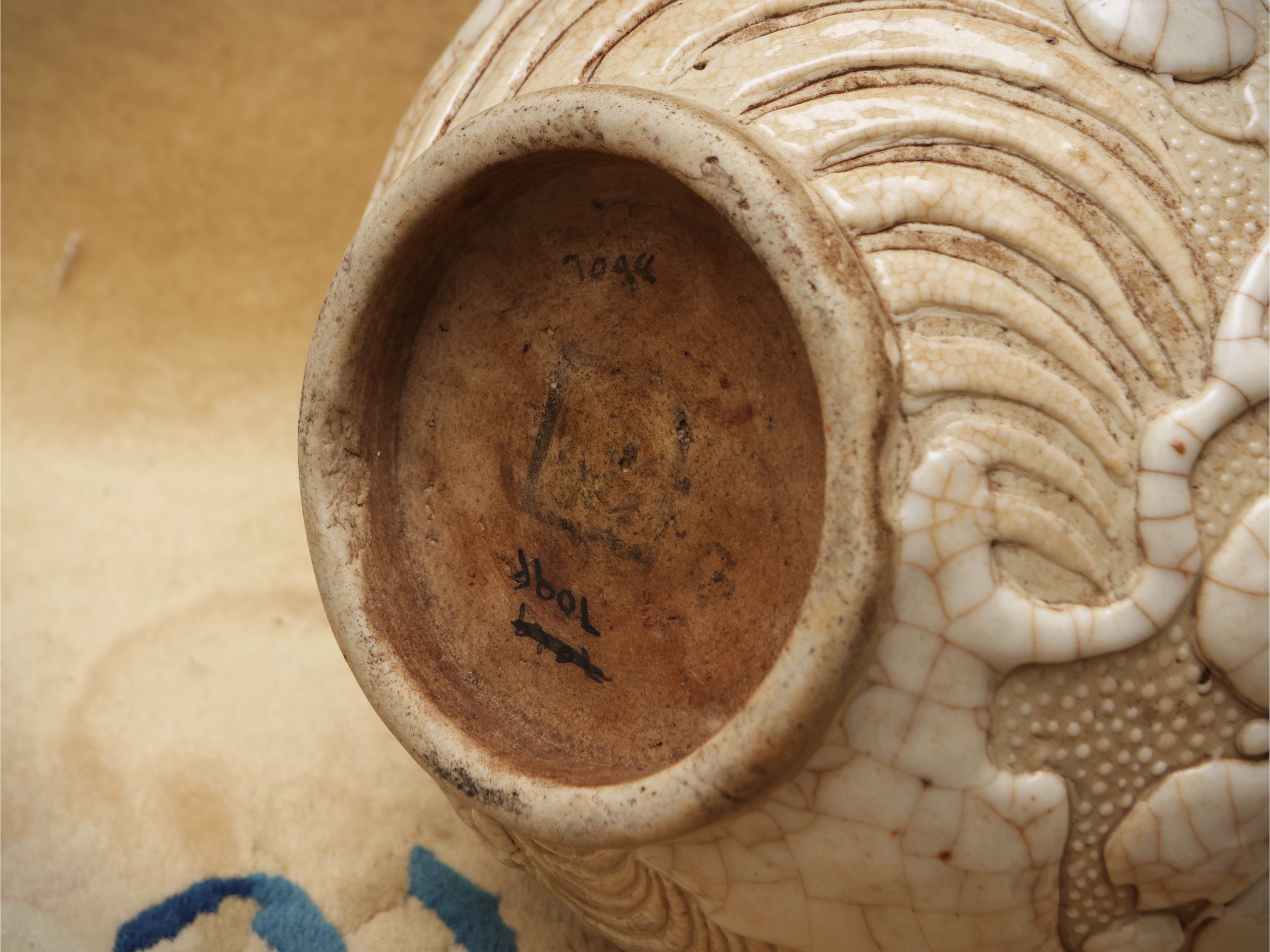 Gruppo di tre contenitori in ceramica con decorazione a rilievo “a perle”, Cina, dinastia Qing