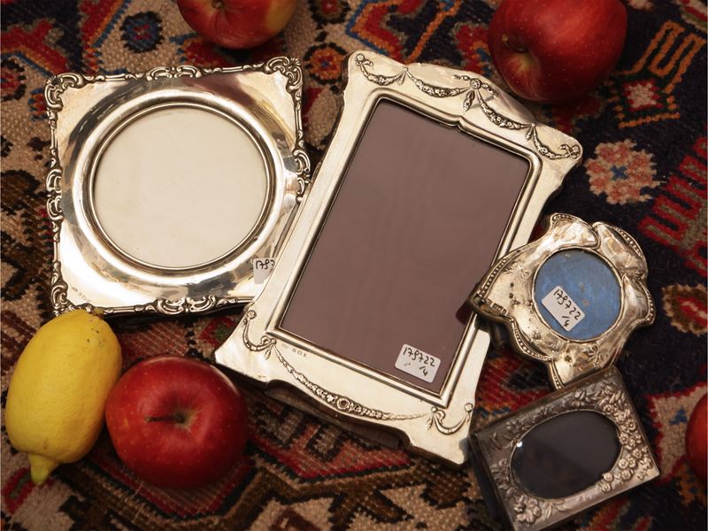 Quattro cornici da collezione rivestite in argento