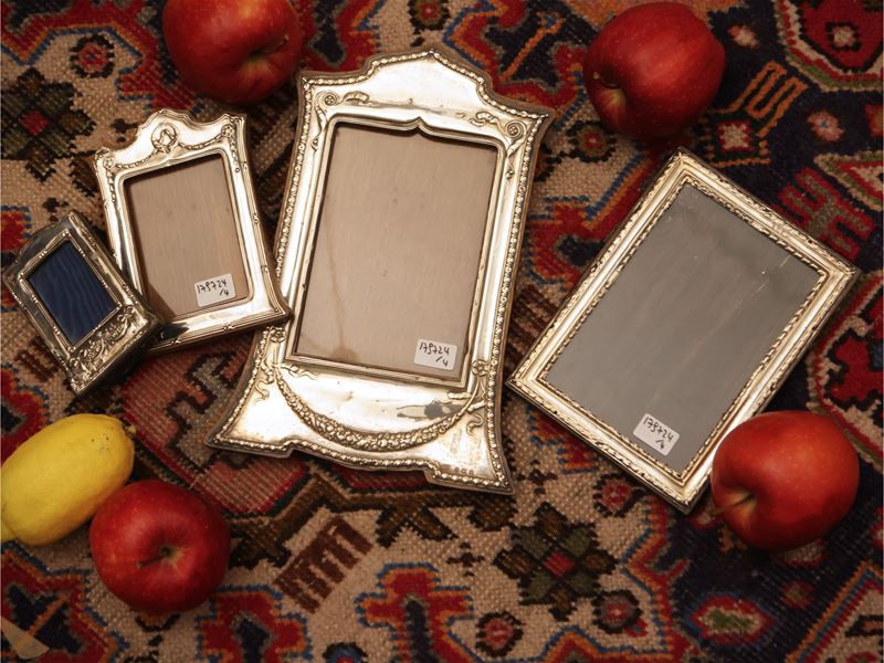 Quattro cornici da collezione rivestite in argento