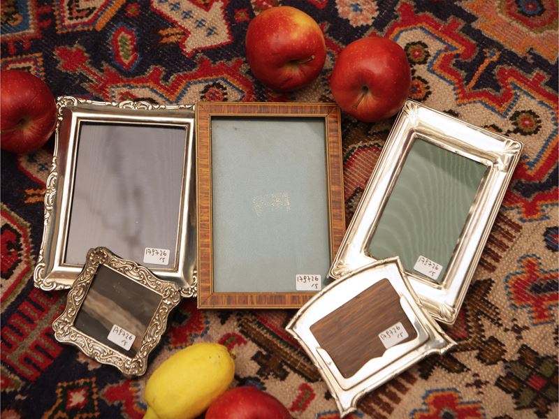 Cinque cornici da collezione rivestite in argento