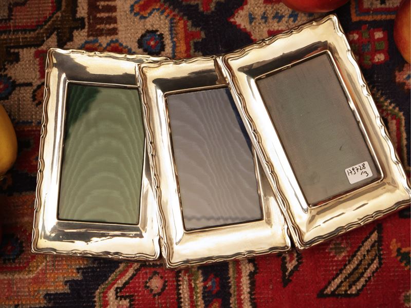 Serie di tre cornici da collezione rivestite in argento